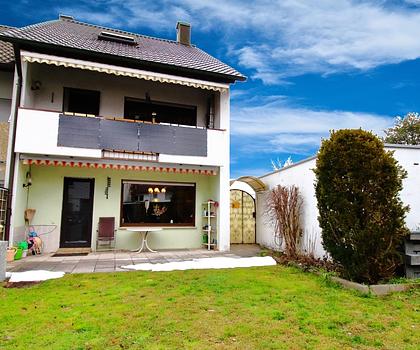 Familienglück im Reiheneckhaus – großzügig wohnen mit Garten und zwei Garagen