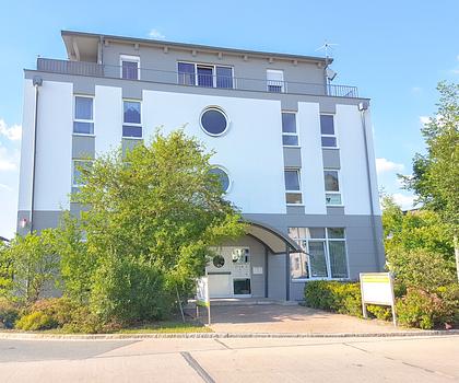 Vollvermietetes Büro- und Wohnhaus mit Penthouse im O’Brien-Quartier Schwabach – stabile Gewerbemieter