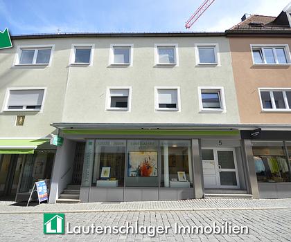 Nähe Residenzplatz! Ruhig gelegene 4-Zimmer-Stadtwohnung mit Tiefgaragenstellplatz in Neumarkt
