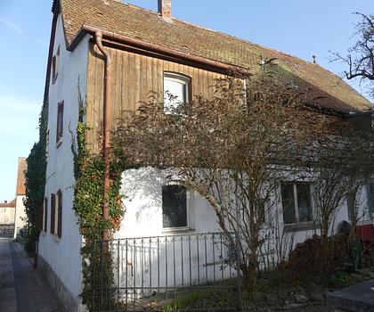 1-2 Familienhaus in Heilsbronn! Größtenteils vermietet!