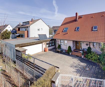 Charmante Doppelhaushälfte mit großzügigem Wohnkomfort in ruhiger Lage