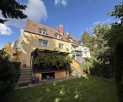 Stattlich Wohnen in Nürnberg: Wohnhaus mit Garagen und überdachter Pergola – teilweise vermietet