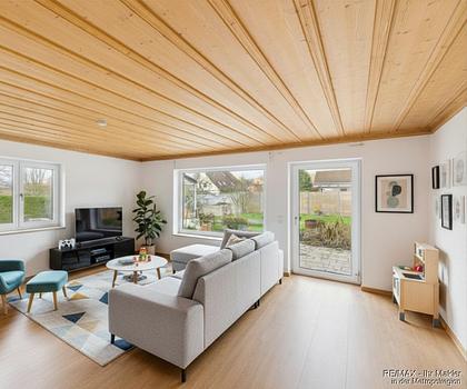 Großzügiges Zweifamilienhaus mit Garten und Garage in ruhiger Lage