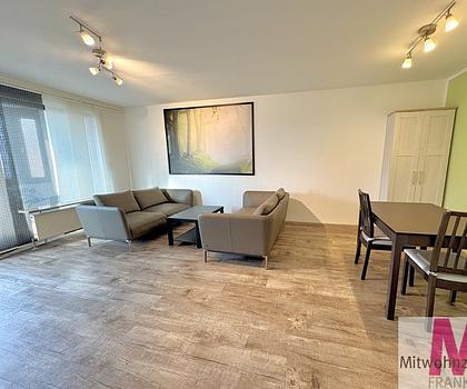 MÖBLIERT! Modern möblierte 2,5 Zimmer Wohnung mit verglastem Wintergarten in gepflegtem Anwesen