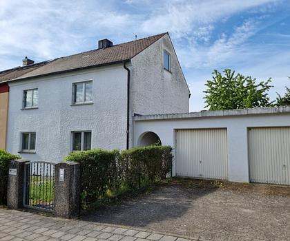 Ehemaliges Siedlungshäuschen
mit großem Garten und zwei Garagen...