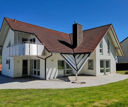 Architektenhaus mit zwei großzügigen Doppelgaragen 
in ruhiger Waldrandlage ... 