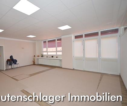 Gewerbeinheit (nutzbar als Praxis)
mit Kfz-Stellplätzen in Deining
bei Neumarkt i.d. Oberpfalz