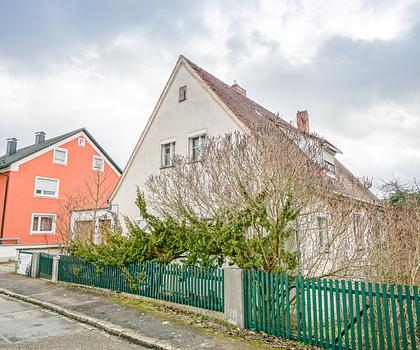 Rohdiamant in zentraler Lage zum selber schleifen! Kleines Zweifamilienhaus mit Platz für eigene Ideen!