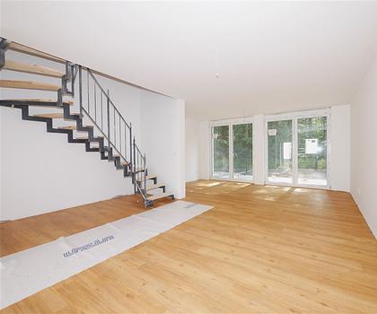 FAST FERTIG! 5-Zi.-Maisonette-NB-ETW + 115 m² Wfl. + Waldrandlage + 2 Bäder + Wärmepumpe - FB-Heizung + Schlüsselfertig + PROVISIONSFREI für Käufer