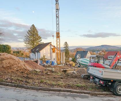 Für eine Doppelhaushälfte – großzügiges Grundstück mit genehmigtem Bauplan in Traumlage