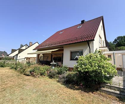 Freistehendes Einfamilienhaus mit sonnigem Garten und Garage 