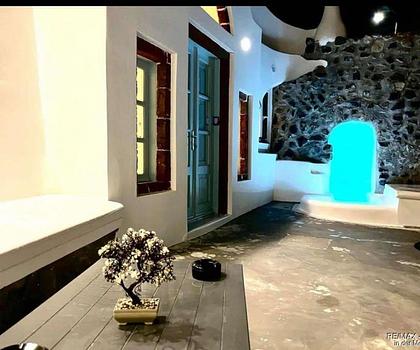 Traditionelles, renoviertes Höhlenhaus auf Santorini